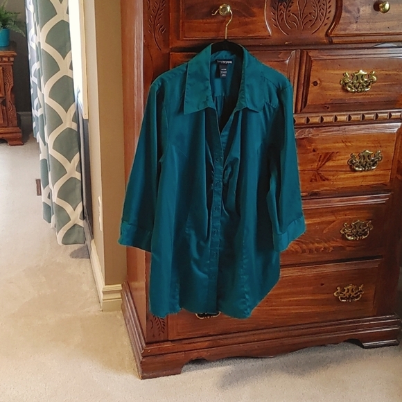 2/$30 Women's Jewel Tone Emerald Green Button Down Blouse - Picture 1 of 5